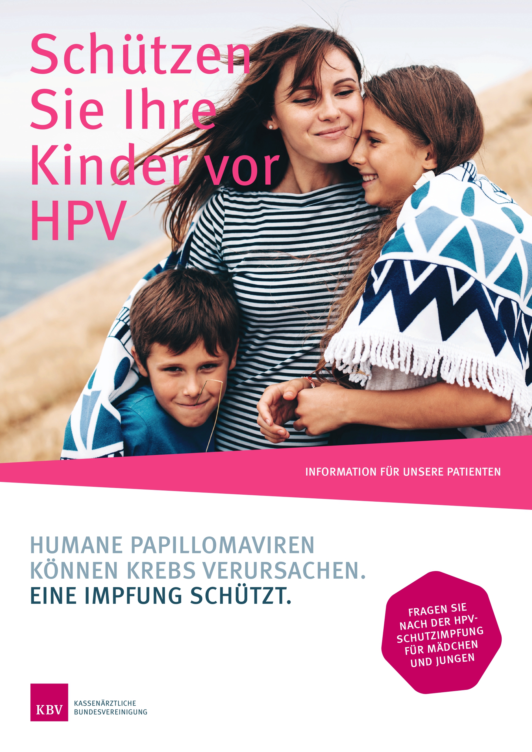 Infografik der KBV zur HPV-Impfung: Ein Foto zeigt eine lächelnde Mutter, die ihre zwei Kinder liebevoll im Arm hält. Der Text lautet: „Schützen Sie Ihre Kinder vor HPV. Humane Papillomaviren können Krebs verursachen. Eine Impfung schützt.“ Ein Hinweis-Button empfiehlt, nach der Impfung für Mädchen und Jungen zu fragen.